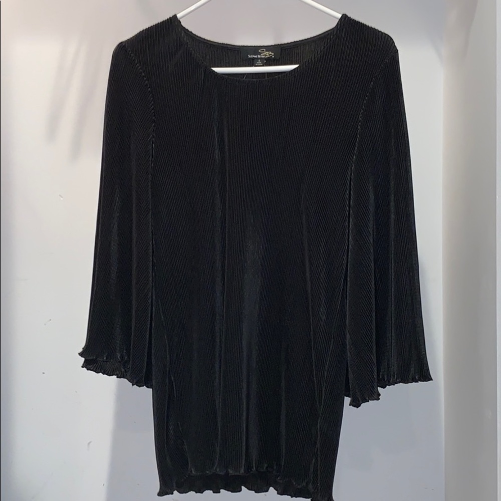 NWT Suzanne Betro Black Lettuce-Edged Top